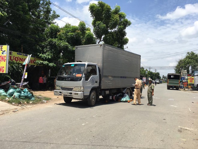 Tông mạnh vào bánh xe tải, hai vợ chồng văng ra xa hơn 5m - Ảnh 1.