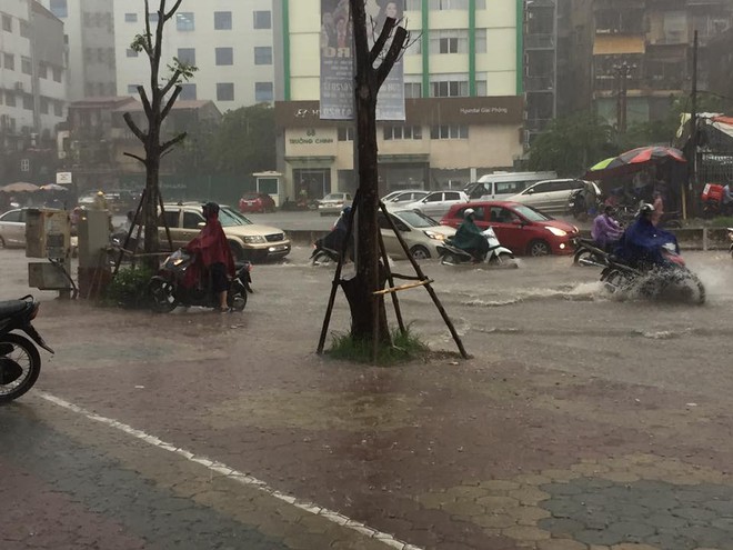 Hà Nội mưa lớn, hình ảnh các tuyến phố ngập lụt được dân mạng cập nhật liên tục - Ảnh 9.