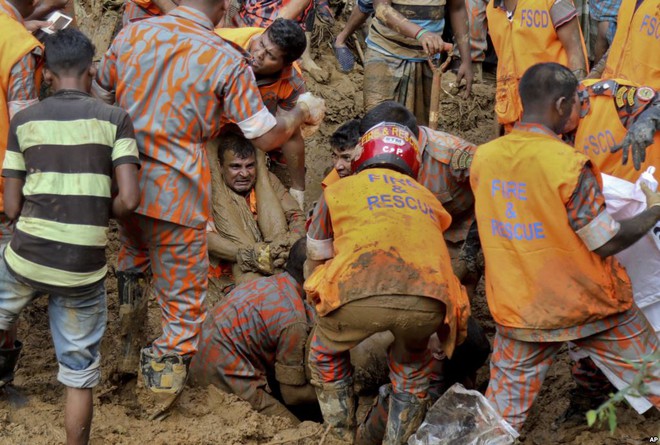 24h qua ảnh: Lính cứu hộ rớt nước mắt khi kéo thi thể khỏi đống bùn đất - Ảnh 5.