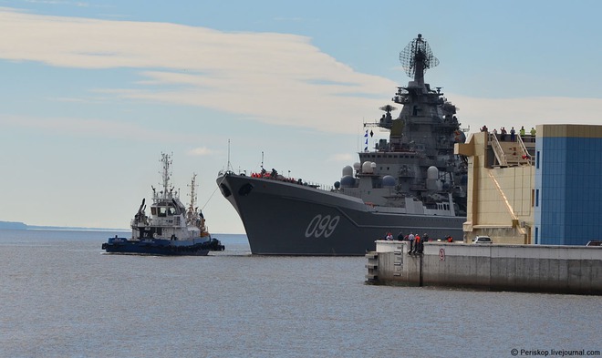 Tàu ngầm và chiến hạm lớn nhất thế giới của Nga duyệt đội hình trên biển - Ảnh 6.