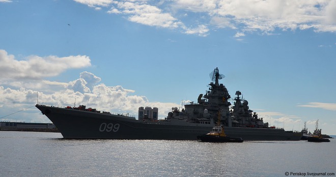 Tàu ngầm và chiến hạm lớn nhất thế giới của Nga duyệt đội hình trên biển - Ảnh 8.