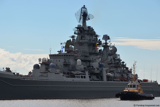Tàu ngầm và chiến hạm lớn nhất thế giới của Nga duyệt đội hình trên biển - Ảnh 9.