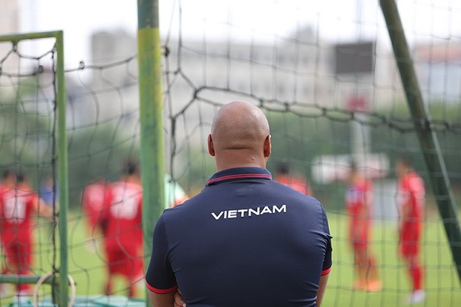Phá sản giờ chót, tuyển Việt Nam mất thầy ngoại dạy thủ môn - Ảnh 1.