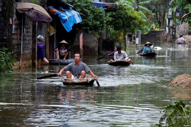 24h qua ảnh: Bọt biển phủ kín thị trấn Anh sau siêu bão Ophelia - Ảnh 3.