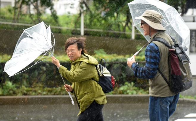 24h qua ảnh: Người Nhật Bản đi bầu cử giữa bão lớn - Ảnh 3.