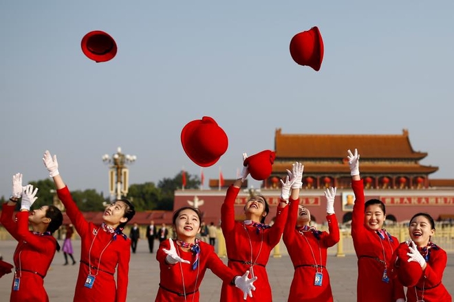 24h qua ảnh: Lễ tân Đại hội Đảng Trung Quốc tung mũ chụp ảnh - Ảnh 3.