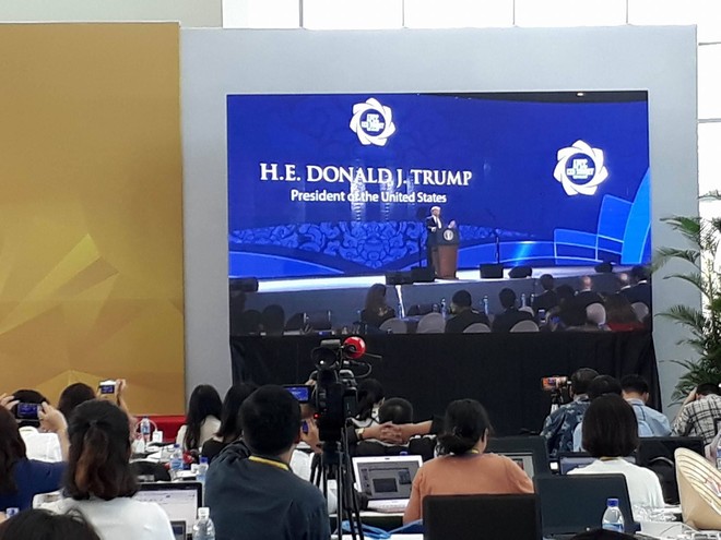 Tổng thống Donald Trump tới Cung Ariyana, phát biểu tại APEC CEO Summit - Ảnh 2.