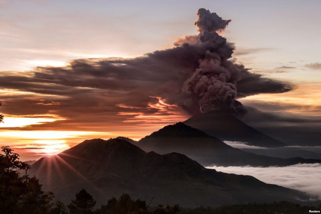 24h qua ảnh: Núi lửa ở Indonesia phun trào tro bụi dữ dội - Ảnh 4.