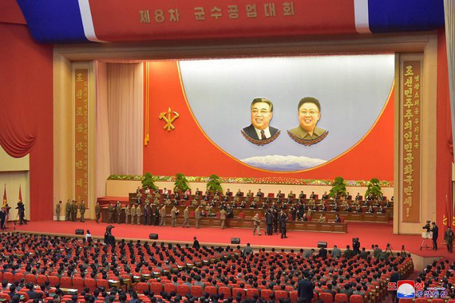 Ảnh: Ông Kim Jong-un tươi cười bắt tay người tham gia thử nghiệm tên lửa Hwasong-15 - Ảnh 1.