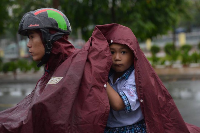 Siêu bão số 16: Người Sài Gòn đi làm trong mưa lớn, tất cả học sinh phải quay về nhà - Ảnh 1.