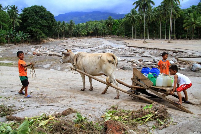 24h qua ảnh: Nữ tiếp viên Trung Quốc ngậm đũa để luyện cười - Ảnh 4.