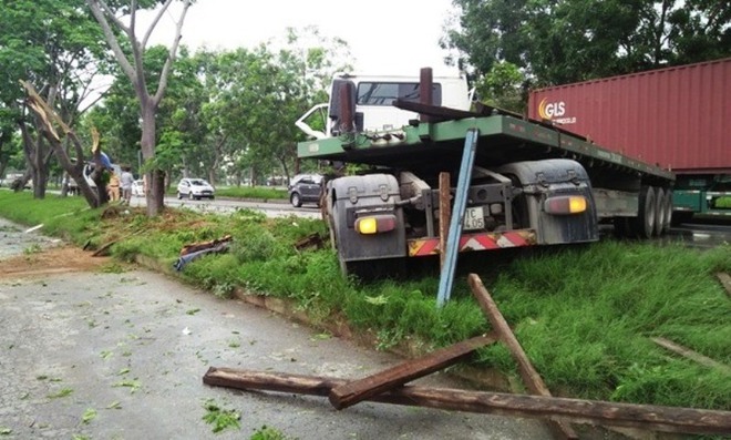 TP.HCM : Người dân phá cửa cứu tài xế và phụ xe kẹt trong cabin sau va chạm - Ảnh 2.