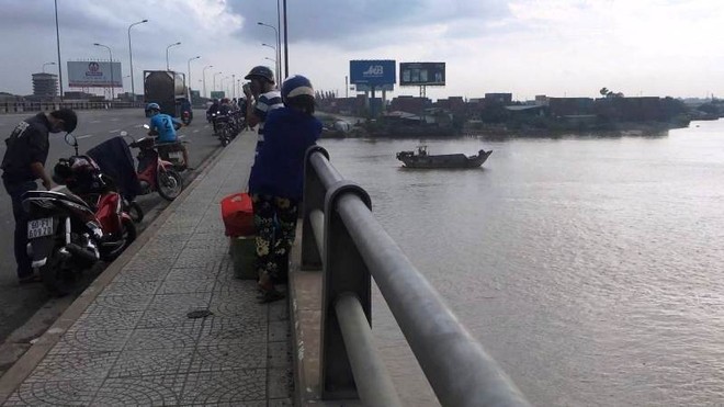 Nam thanh niên bỏ lại xe máy tay ga nhảy xuống sông Đồng Nai - Ảnh 1.