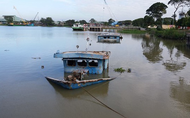  Quảng Ninh: Lốc xoáy nhấn chìm sà lan trong đêm, 2 người tử vong - Ảnh 1.