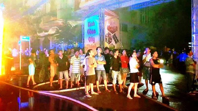 Giải cứu 7 người mắc kẹt trong đám cháy quán karaoke ở Sài Gòn - Ảnh 4.