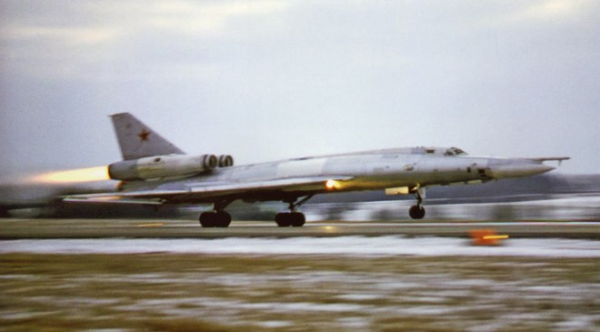So tài bay thấp - Tu-22 Blinder khiến Su-30LL phải kính nể - Ảnh 1.