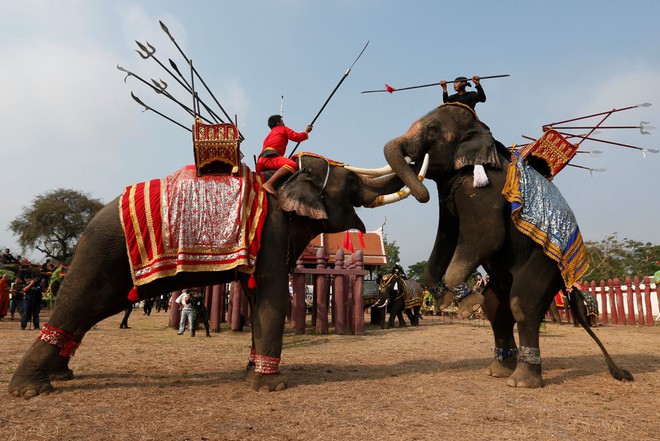 24h qua ảnh: Người bám chi chít trên toa tàu trong giờ cao điểm ở Bangladesh - Ảnh 10.