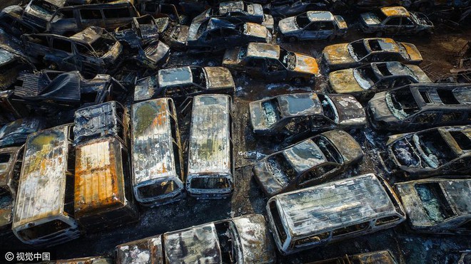 Hỏa hoạn trong đêm, hơn 6.000 xe ô tô bị đốt trơ khung - Ảnh 1.