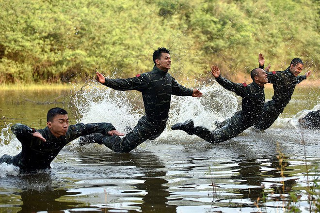 24h qua ảnh: Nữ binh sĩ Nga rạng ngời trong lễ duyệt binh Ngày Chiến thắng - Ảnh 7.