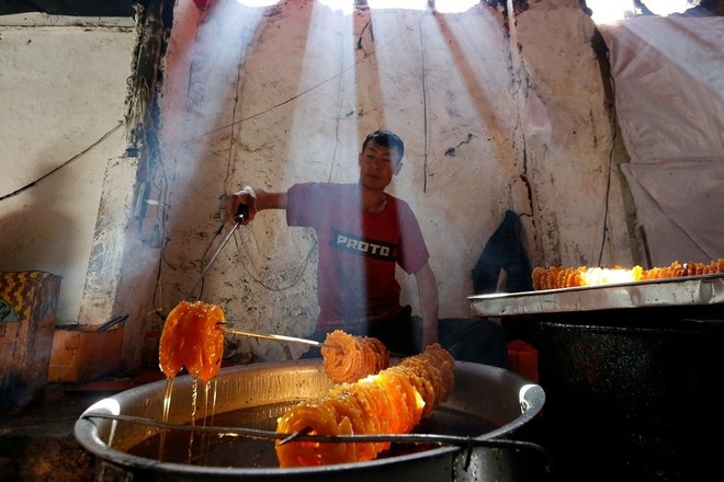 24h qua ảnh: Bé gái bế em nhỏ trong trại sơ tán ở Philippines - Ảnh 12.