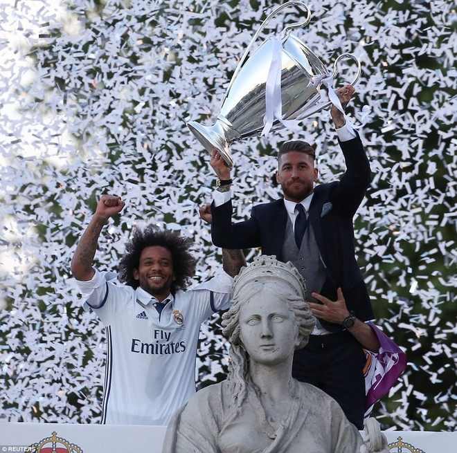 Ronaldo trình làng kiểu tóc chưa từng thấy; fan Real nêm kín đường phố Madrid - Ảnh 10.