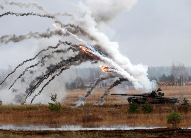 24h qua ảnh: Xe tăng khai hỏa trong cuộc tập trận sát Nga của NATO  - Ảnh 3.