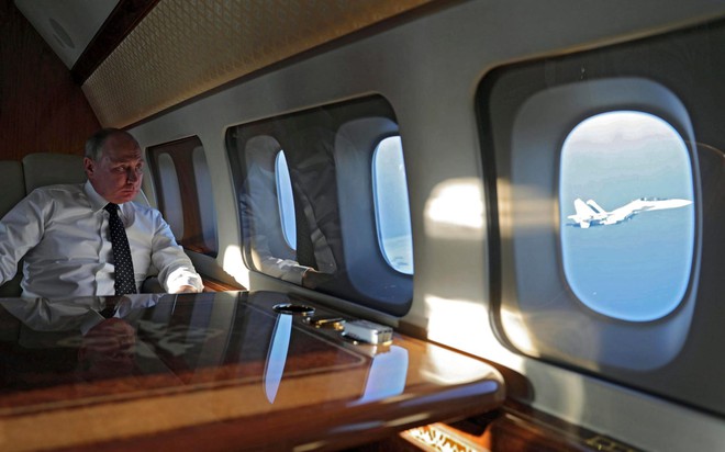 24h qua ảnh: TT Putin ngồi trên máy bay dát vàng ngắm chiến đấu cơ trên bầu trời Syria - Ảnh 4.