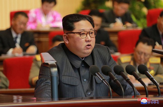 Ảnh: Ông Kim Jong-un tươi cười bắt tay người tham gia thử nghiệm tên lửa Hwasong-15 - Ảnh 10.