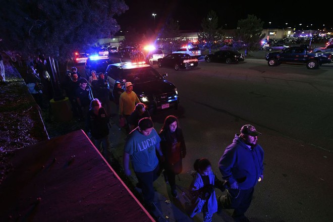 Mỹ: Xả súng bên trong siêu thị Walmart, ít nhất 3 người thiệt mạng, hung thủ bỏ trốn - Ảnh 6.