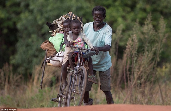 Chiến tranh liên miên, người dân Nam Sudan phải ăn cỏ dại và rong để sống qua ngày - Ảnh 9.