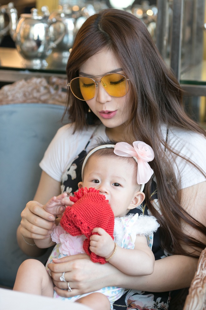 Á hậu Diễm Trang xinh đẹp, đưa con gái 6 tháng tuổi đi dạo phố - Ảnh 11.