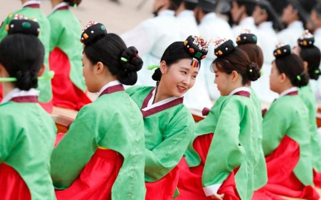 24h qua ảnh: Thiếu nữ Hàn Quốc xinh tươi trong lễ trưởng thành - Ảnh 3.