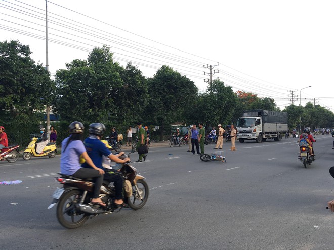 Dắt xe đạp điện qua đường, hai mẹ con bị ô tô tông thương vong rồi bỏ trốn lúc rạng sáng - Ảnh 1.