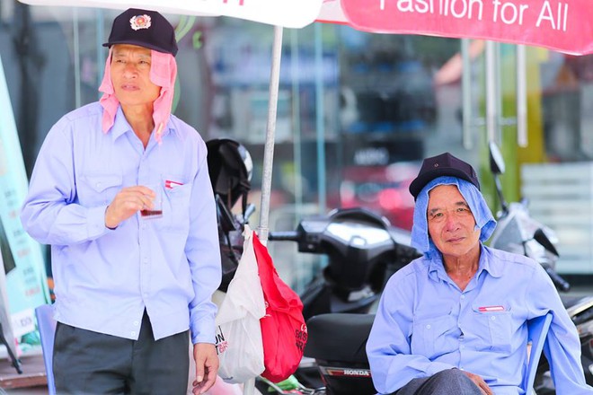 Người Hà Nội mặc bìa carton, hai tay hai ô giữa ngày nắng nóng lịch sử - Ảnh 7.