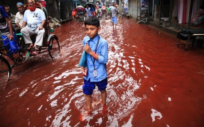 24h qua ảnh: Đường phố Bangladesh nhuộm đỏ màu máu sau mưa lớn - Ảnh 5.