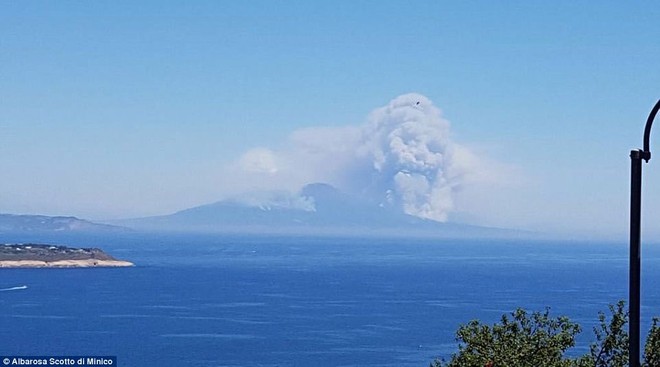 24h qua ảnh: Hình quái vật đáng sợ xuất hiện trên khói cháy rừng ở Italia - Ảnh 6.