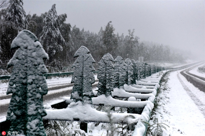 24h qua ảnh: Mưa tuyết bất thường giữa mùa thu ở Trung Quốc - Ảnh 4.