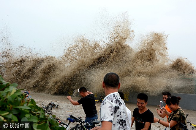 24h qua ảnh: Du khách mạo hiểm đùa giỡn với sóng thủy triều hung dữ ở Trung Quốc - Ảnh 4.