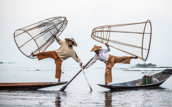 24h qua ảnh: Nông dân canh tác trên cánh đồng gần núi lửa ở Indonesia - Ảnh 3.