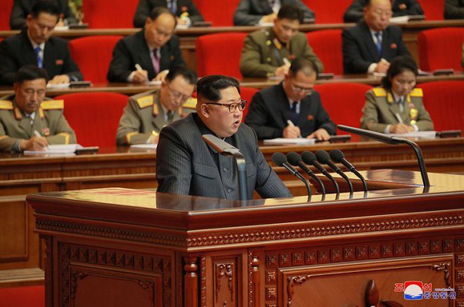 Ảnh: Ông Kim Jong-un tươi cười bắt tay người tham gia thử nghiệm tên lửa Hwasong-15 - Ảnh 11.
