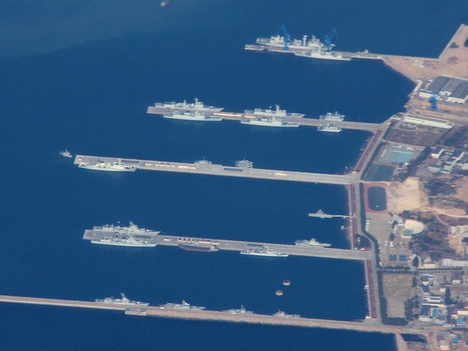 Lộ toàn cảnh căn cứ hải quân Thanh Đảo, Trung Quốc lo sốt vó - Ảnh 1.