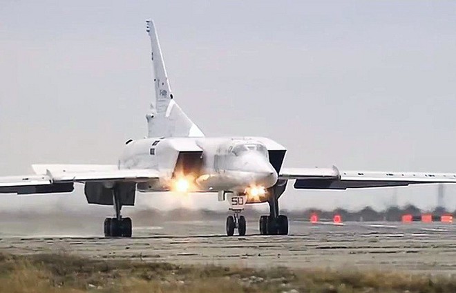 Máy bay Tu-22M3 Nga “rồng rắn” về quê, phi công được chào đón như những anh hùng - Ảnh 1.