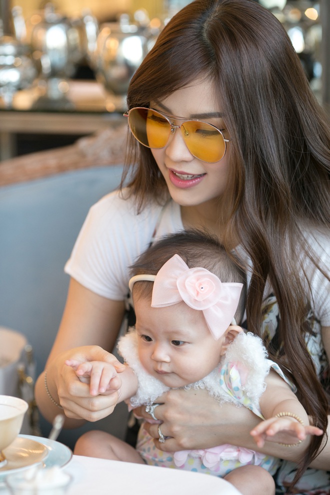 Á hậu Diễm Trang xinh đẹp, đưa con gái 6 tháng tuổi đi dạo phố - Ảnh 10.