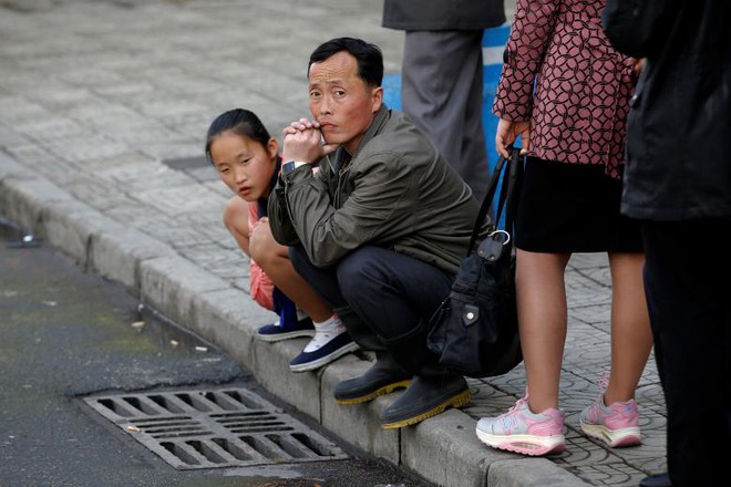 24h qua ảnh: Hành khách mệt mỏi chờ xe bus ở Triều Tiên - Ảnh 5.
