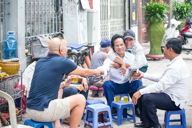 Chế Linh ngồi trà đá vỉa hè, người bán hàng rong nhận ra và ôm chặt - Ảnh 5.