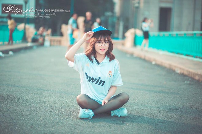 Cô gái đẹp nhất sân Thống Nhất là fan cứng của Real Madrid - Ảnh 6.
