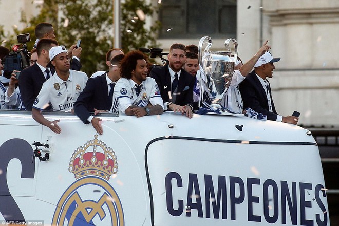 Ronaldo trình làng kiểu tóc chưa từng thấy; fan Real nêm kín đường phố Madrid - Ảnh 8.