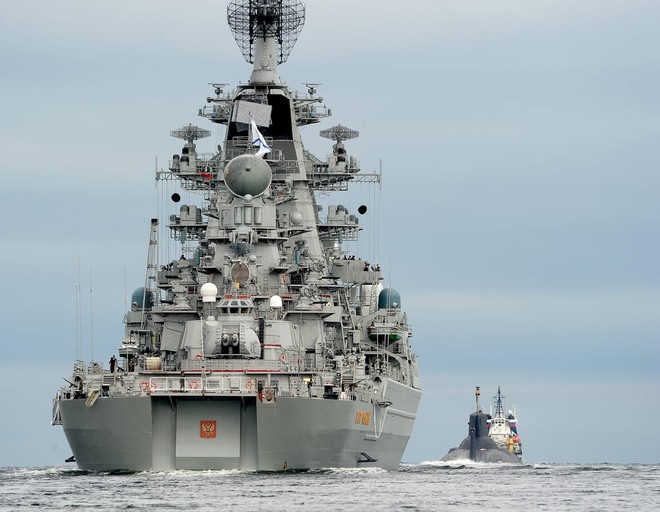 Tàu ngầm và chiến hạm lớn nhất thế giới của Nga duyệt đội hình trên biển - Ảnh 4.