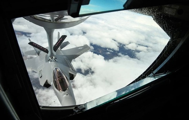 Cận cảnh siêu chiến đấu cơ F-35 phô diễn sức mạnh trên không - Ảnh 7.