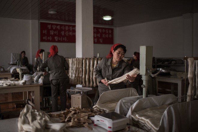 NYT: Chỉ cần dán mác Made in China, Triều Tiên thoải mái kiếm bộn tiền dưới ách cấm vận - Ảnh 1.